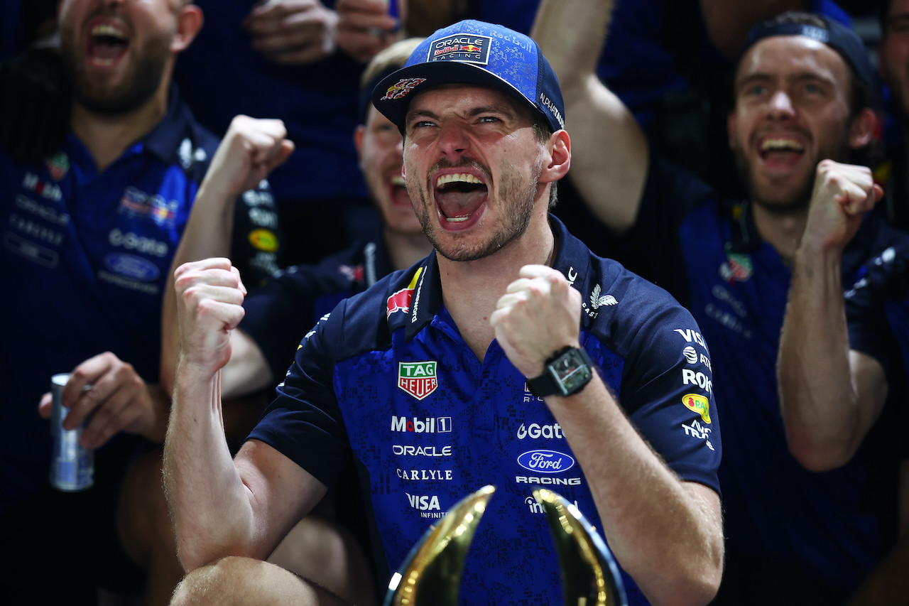 圖5_Max Verstappen振臂歡呼，在生涯第250場大獎賽寫下新加坡首勝，並完成2026賽季連兩站奪冠。（Red Bull 提供）